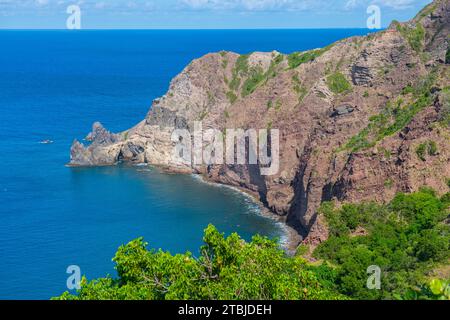 Well's Bay Beach mit Cape Rhino am Ende der Klippe auf der Insel Saba, Karibik Niederlande. Stockfoto