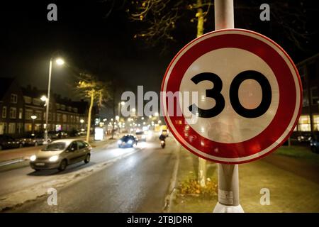 AMSTERDAM - Ein Geschwindigkeitsbegrenzungsschild mit einer Höchstgeschwindigkeit von 30 km/h in Amsterdam. Fast 5.000 neue Geschwindigkeitsschilder wurden installiert und 170 Ampeln angepasst. Die Gemeinde will einen sichereren und ruhigeren Verkehr in der Hauptstadt. ANP ROBIN VAN LONKHUIJSEN niederlande aus - belgien aus Stockfoto