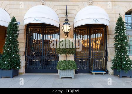 Paris, Frankreich-02. Dezember 2022 : das Ritz Paris dekoriert zu Weihnachten. Es ist ein Hotel im Zentrum von Paris, mit Blick auf den Place Vendome in der Stadt Stockfoto