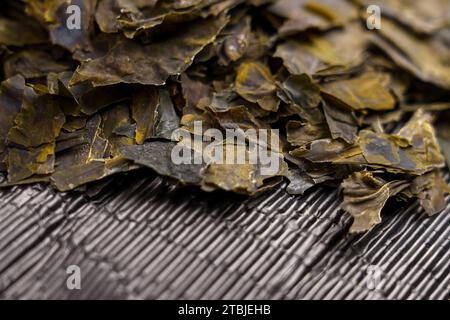 Getrocknete Kombu-Algenblätter. Traditionelle japanische Dashi-Suppe aus nächster Nähe. Trockenalgen. Stockfoto