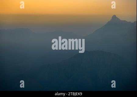 Entdecken Sie die Schönheit Saudi-Arabiens. Außergewöhnliche Landschaft der Asir Berge, Sarawat Gebirge in Billasmar Gebiet. Stockfoto