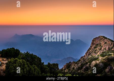 Entdecken Sie die Schönheit Saudi-Arabiens. Außergewöhnliche Landschaft der Asir Berge, Sarawat Gebirge in Billasmar Gebiet. Stockfoto