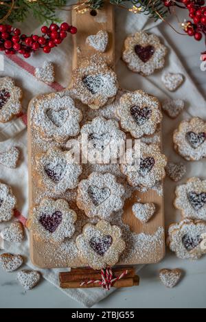 Linzer Kekse gefüllt mit roter Himbeermarmelade Stockfoto