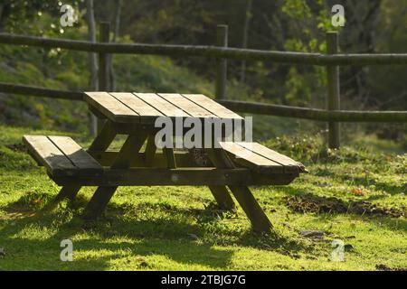 Holztisch in einem Ruhebereich in den Bergen Stockfoto