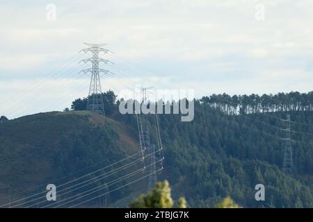 Optische Auswirkungen der Hochspannungstürme am Mello, Bizkaia Stockfoto