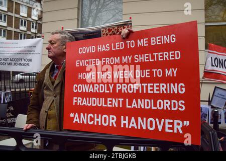 London, England, Großbritannien. Dezember 2023. Demonstranten und Hinterbliebene versammeln sich vor dem COVID-19-Untersuchungszentrum, als der ehemalige Premierminister Boris Johnson am zweiten Tag aussagt. (Kreditbild: © Vuk Valcic/ZUMA Press Wire) NUR REDAKTIONELLE VERWENDUNG! Nicht für kommerzielle ZWECKE! Stockfoto