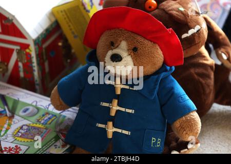 Die Gruffalo- und Paddington Bear-Teddybären in einem Kinderzimmer in Chichester, West Sussex, Großbritannien. Stockfoto