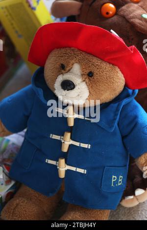 Die Gruffalo- und Paddington Bear-Teddybären in einem Kinderzimmer in Chichester, West Sussex, Großbritannien. Stockfoto