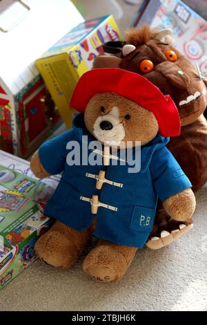 Die Gruffalo- und Paddington Bear-Teddybären in einem Kinderzimmer in Chichester, West Sussex, Großbritannien. Stockfoto