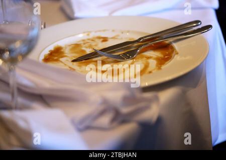 Schmutzige Teller auf einem Tisch in einem Hotel in Southampton, Hampshire, Großbritannien. Stockfoto