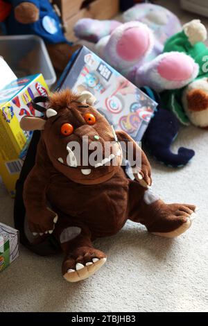 Die Gruffalo- und Paddington Bear-Teddybären in einem Kinderzimmer in Chichester, West Sussex, Großbritannien. Stockfoto