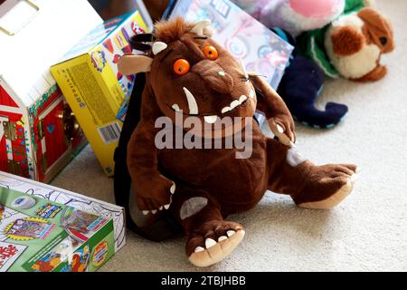 Die Gruffalo- und Paddington Bear-Teddybären in einem Kinderzimmer in Chichester, West Sussex, Großbritannien. Stockfoto