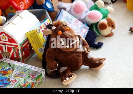 Die Gruffalo- und Paddington Bear-Teddybären in einem Kinderzimmer in Chichester, West Sussex, Großbritannien. Stockfoto