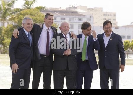Rio De Janeiro, Brasilien. Dezember 2023. Die Präsidenten Luís Inácio lula da Silva, Alberto Fernandez, Santiago Peña, Luis Alberto Lacalle Pou und Luis Acre posieren für das offizielle Foto der Staatsoberhäupter des Mercosur, auf der 63. Tagung des gleichnamigen Gipfels heute Donnerstagnachmittag ( 7) im Museum von morgen, in Praca Mauá, Hafengebiet von Rio de Janeiro. Quelle: Carlos Elias Junior/FotoArena/Alamy Live News Stockfoto