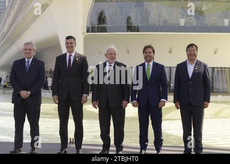 Rio De Janeiro, Brasilien. Dezember 2023. Die Präsidenten Luís Inácio lula da Silva, Alberto Fernandez, Santiago Peña, Luis Alberto Lacalle Pou und Luis Acre posieren für das offizielle Foto der Staatsoberhäupter des Mercosur, auf der 63. Tagung des gleichnamigen Gipfels heute Donnerstagnachmittag ( 7) im Museum von morgen, in Praca Mauá, Hafengebiet von Rio de Janeiro. Quelle: Carlos Elias Junior/FotoArena/Alamy Live News Stockfoto