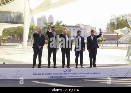 Rio De Janeiro, Brasilien. Dezember 2023. Die Präsidenten Luís Inácio lula da Silva, Alberto Fernandez, Santiago Peña, Luis Alberto Lacalle Pou und Luis Acre posieren für das offizielle Foto der Staatsoberhäupter des Mercosur, auf der 63. Tagung des gleichnamigen Gipfels heute Donnerstagnachmittag ( 7) im Museum von morgen, in Praca Mauá, Hafengebiet von Rio de Janeiro. Quelle: Carlos Elias Junior/FotoArena/Alamy Live News Stockfoto