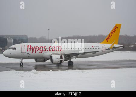 Pegasus Airlines Airbus A320 verlangsamt sich nach einer Landung auf dem Flughafen Lemberg nach einem Flug aus Istanbul, Türkei Stockfoto