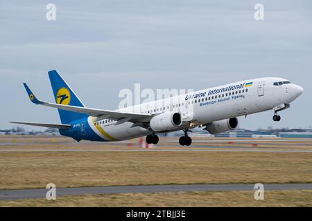 Ukraine International Airlines Boeing 737-800 startet vom Flughafen Prag für einen Flug nach Kiew, Ukraine Stockfoto