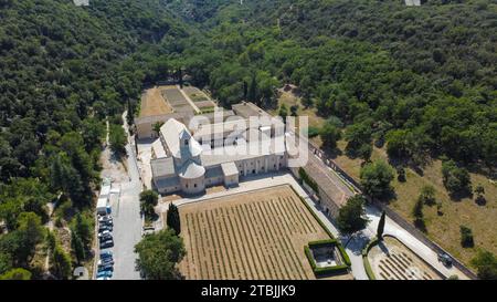 Zisterzienserabtei von Senanque in der Provence, ein Ort der Ruhe und des Gebets zwischen Bergen, Bäumen und Lavendelfeldern. Antike Abtei Stockfoto