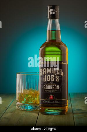 Mansfield, Nottingham, Vereinigtes Königreich, 7. Dezember 2023: Studio-Produktbild einer Flasche und eines Glases Samuel Joe's Bourbon, hergestellt von Aldi Stores Ltd Stockfoto