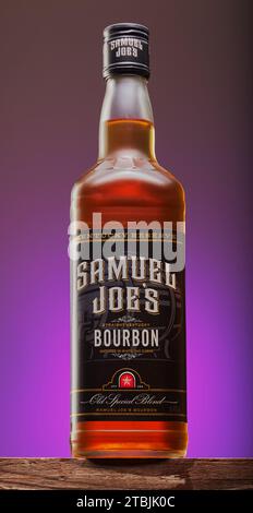 Mansfield, Nottingham, Vereinigtes Königreich, 12. November 2023: Studio-Produktbild einer Flasche Samuel Joe's Bourbon von Aldi. Stockfoto