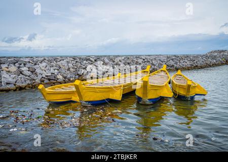 Gelbe Boote mit Müllverschmutzung im Wasser in Ghana Stockfoto