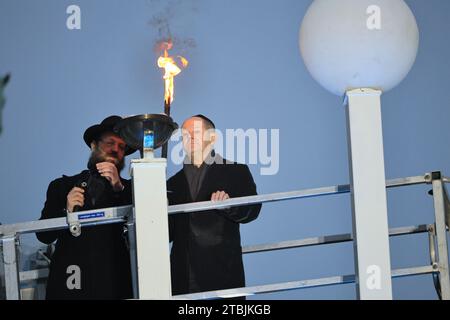 12.07.2023, Berlin, Deutschland. Rabbi Yehuda Teichtal und Kanzler Scholz zünden das erste Licht. Das achttägige jüdische Lichterfest Hanukka beginnt am Donnerstag, den 7. Dezember 2023. Die Zündung des ersten Lichtes findet als feierliche Zeremonie in Anwesenheit von Bundeskanzler Olaf Scholz, dem Regierenden Bürgermeister von Berlin Kai Wegner und S.E. dem israelischen Botschafter Prof. Ron Prosor statt. Stockfoto