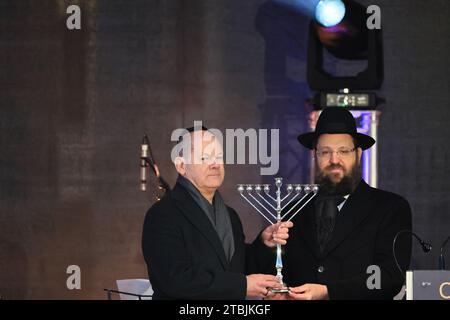 12.07.2023, Berlin, Deutschland. Kanzler Scholz und Rabbiner Yehuda Teichtal auf der Bühne. Das achttägige jüdische Lichterfest Hanukka beginnt am Donnerstag, den 7. Dezember 2023. Die Zündung des ersten Lichtes findet als feierliche Zeremonie in Anwesenheit von Bundeskanzler Olaf Scholz, dem Regierenden Bürgermeister von Berlin Kai Wegner und S.E. dem israelischen Botschafter Prof. Ron Prosor statt. Stockfoto