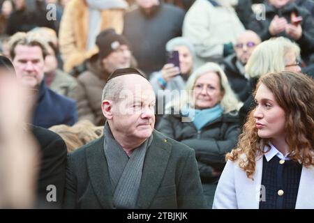 12.07.2023, Berlin, Deutschland. Kanzler Scholz und Familie des entführten deutsch-israelischen Yarden Roman vor der Bühne. Das achttägige jüdische Lichterfest Hanukka beginnt am Donnerstag, den 7. Dezember 2023. Die Zündung des ersten Lichtes findet als feierliche Zeremonie in Anwesenheit von Bundeskanzler Olaf Scholz, dem Regierenden Bürgermeister von Berlin Kai Wegner und S.E. dem israelischen Botschafter Prof. Ron Prosor statt. Stockfoto