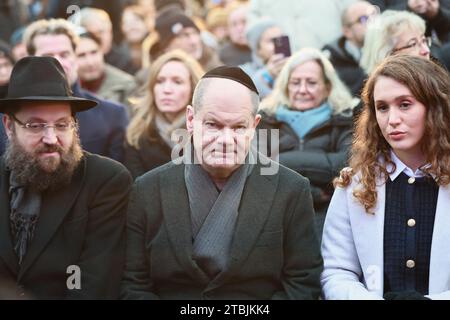 12.07.2023, Berlin, Deutschland. Rabbiner Yehuda Teichtal und Kanzler Scholz und Familie des entführten deutsch-israelischen Yarden Roman vor der Bühne. Das achttägige jüdische Lichterfest Hanukka beginnt am Donnerstag, den 7. Dezember 2023. Die Zündung des ersten Lichtes findet als feierliche Zeremonie in Anwesenheit von Bundeskanzler Olaf Scholz, dem Regierenden Bürgermeister von Berlin Kai Wegner und S.E. dem israelischen Botschafter Prof. Ron Prosor statt. Stockfoto