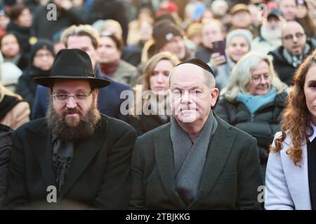 12.07.2023, Berlin, Deutschland. Rabbiner Yehuda Teichtal und Kanzler Scholz vor der Bühne. Das achttägige jüdische Lichterfest Hanukka beginnt am Donnerstag, den 7. Dezember 2023. Die Zündung des ersten Lichtes findet als feierliche Zeremonie in Anwesenheit von Bundeskanzler Olaf Scholz, dem Regierenden Bürgermeister von Berlin Kai Wegner und S.E. dem israelischen Botschafter Prof. Ron Prosor statt. Stockfoto