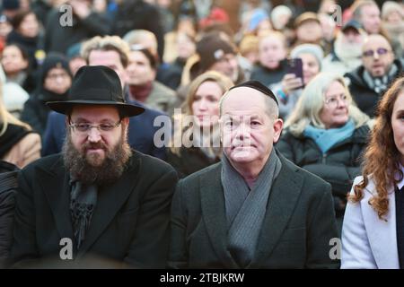 12.07.2023, Berlin, Deutschland. Rabbiner Yehuda Teichtal und Kanzler Scholz vor der Bühne. Das achttägige jüdische Lichterfest Hanukka beginnt am Donnerstag, den 7. Dezember 2023. Die Zündung des ersten Lichtes findet als feierliche Zeremonie in Anwesenheit von Bundeskanzler Olaf Scholz, dem Regierenden Bürgermeister von Berlin Kai Wegner und S.E. dem israelischen Botschafter Prof. Ron Prosor statt. Stockfoto