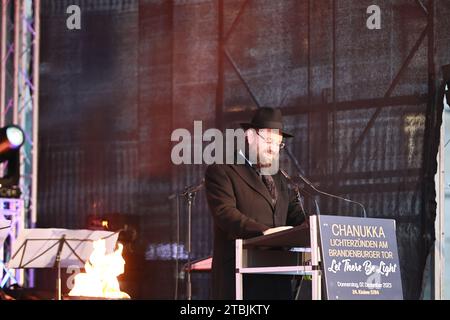 12.07.2023, Berlin, Deutschland. Rabbi Yehuda Teichtal auf der Bühne. Das achttägige jüdische Lichterfest Hanukka beginnt am Donnerstag, den 7. Dezember 2023. Die Zündung des ersten Lichtes findet als feierliche Zeremonie in Anwesenheit von Bundeskanzler Olaf Scholz, dem Regierenden Bürgermeister von Berlin Kai Wegner und S.E. dem israelischen Botschafter Prof. Ron Prosor statt. Stockfoto