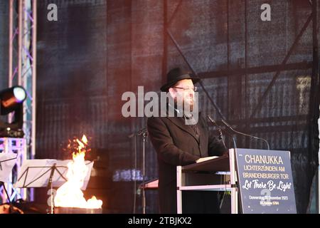 12.07.2023, Berlin, Deutschland. Rabbi Yehuda Teichtal auf der Bühne. Das achttägige jüdische Lichterfest Hanukka beginnt am Donnerstag, den 7. Dezember 2023. Die Zündung des ersten Lichtes findet als feierliche Zeremonie in Anwesenheit von Bundeskanzler Olaf Scholz, dem Regierenden Bürgermeister von Berlin Kai Wegner und S.E. dem israelischen Botschafter Prof. Ron Prosor statt. Stockfoto