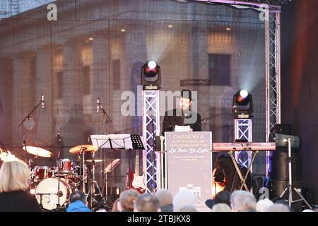 12.07.2023, Berlin, Deutschland. Rabbi Yehuda Teichtal auf der Bühne. Das achttägige jüdische Lichterfest Hanukka beginnt am Donnerstag, den 7. Dezember 2023. Die Zündung des ersten Lichtes findet als feierliche Zeremonie in Anwesenheit von Bundeskanzler Olaf Scholz, dem Regierenden Bürgermeister von Berlin Kai Wegner und S.E. dem israelischen Botschafter Prof. Ron Prosor statt. Stockfoto