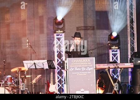 12.07.2023, Berlin, Deutschland. Rabbi Yehuda Teichtal auf der Bühne. Das achttägige jüdische Lichterfest Hanukka beginnt am Donnerstag, den 7. Dezember 2023. Die Zündung des ersten Lichtes findet als feierliche Zeremonie in Anwesenheit von Bundeskanzler Olaf Scholz, dem Regierenden Bürgermeister von Berlin Kai Wegner und S.E. dem israelischen Botschafter Prof. Ron Prosor statt. Stockfoto