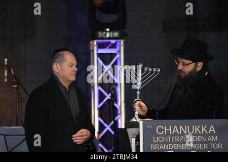 12.07.2023, Berlin, Deutschland. Kanzler Scholz und Rabbiner Yehuda Teichtal auf der Bühne. Das achttägige jüdische Lichterfest Hanukka beginnt am Donnerstag, den 7. Dezember 2023. Die Zündung des ersten Lichtes findet als feierliche Zeremonie in Anwesenheit von Bundeskanzler Olaf Scholz, dem Regierenden Bürgermeister von Berlin Kai Wegner und S.E. dem israelischen Botschafter Prof. Ron Prosor statt. Stockfoto