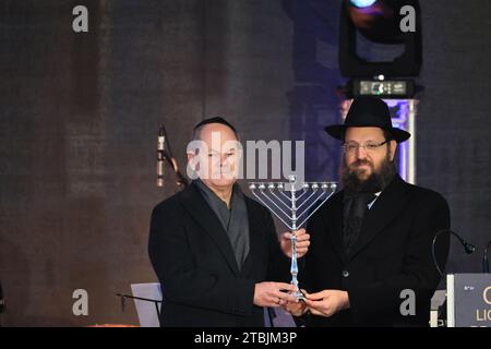 12.07.2023, Berlin, Deutschland. Kanzler Scholz und Rabbiner Yehuda Teichtal auf der Bühne. Das achttägige jüdische Lichterfest Hanukka beginnt am Donnerstag, den 7. Dezember 2023. Die Zündung des ersten Lichtes findet als feierliche Zeremonie in Anwesenheit von Bundeskanzler Olaf Scholz, dem Regierenden Bürgermeister von Berlin Kai Wegner und S.E. dem israelischen Botschafter Prof. Ron Prosor statt. Stockfoto