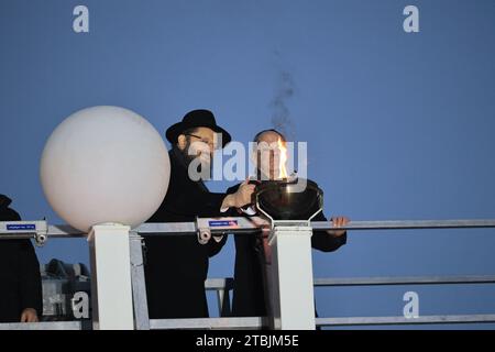 12.07.2023, Berlin, Deutschland. Rabbi Yehuda Teichtal und Kanzler Scholz zünden das erste Licht. Das achttägige jüdische Lichterfest Hanukka beginnt am Donnerstag, den 7. Dezember 2023. Die Zündung des ersten Lichtes findet als feierliche Zeremonie in Anwesenheit von Bundeskanzler Olaf Scholz, dem Regierenden Bürgermeister von Berlin Kai Wegner und S.E. dem israelischen Botschafter Prof. Ron Prosor statt. Stockfoto