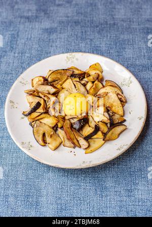 In Scheiben geschnittene Porcini-Pilze (Boletus edulis) mit Eigelb. Stockfoto