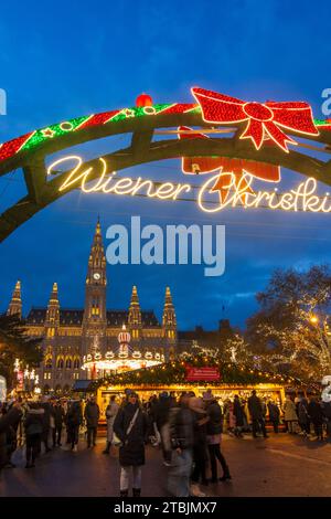 Wien: Weihnachtsmarkt "Wiener Christkindlmarkt", Weihnachtsmarktstände, Rathaus in 01. Altstadt, Wien, Österreich Stockfoto