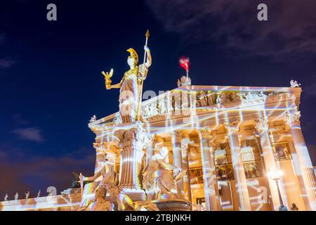 Wien: Parlamentsgebäude, Pallas Athena-Brunnen, Flagge Österreichs, Lichtkunstwerk zu 75 Jahren Menschenrecht Stockfoto