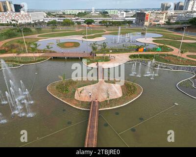 Ein landschaftlich reizvoller Pfad, der sich durch einen üppigen Park schlängelt, mit einem weitläufigen offenen Bereich im Zentrum Stockfoto