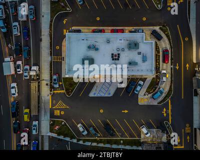 Dieses Stockfoto zeigt einen großen Parkplatz voller Autos Stockfoto