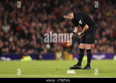 Manchester, Großbritannien. Dezember 2023. Schiedsrichter Chris Kavanagh während des Premier League-Spiels in Old Trafford, Manchester. Der Bildnachweis sollte lauten: Gary Oakley/Sportimage Credit: Sportimage Ltd/Alamy Live News Stockfoto