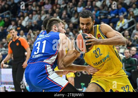 Berlin, Deutschland 07. Dezember 2023: Basketball EuroLeague - 2023/2024 - Alba Berlin gegen Anadolu Efes Istanbul im Bild: v. li. im Zweikampf Mike Daum (Anadolu Efes Istanbul), Johannes Thiemann (Alba Berlin) Stockfoto