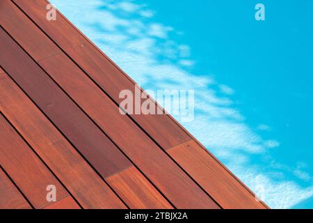 IPE Pooldeck in der Nähe, Hartholzterrasse und blaues Wasser Kopierraum Stockfoto