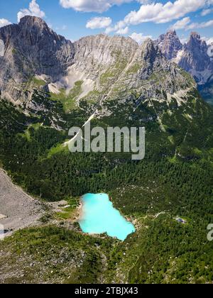 Aus der Vogelperspektive auf den blau-türkisfarbenen Sorapissee, Lago di Sorapiss, mit Bergen im Hintergrund in den Dolomiten. Einer der schönsten Seen. Stockfoto