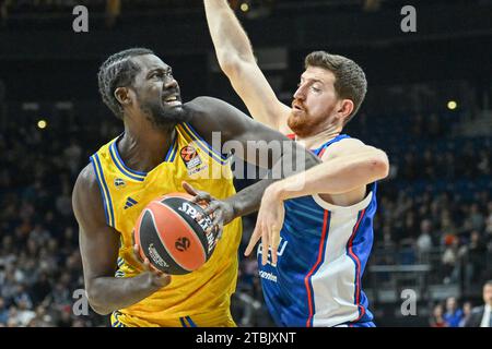Berlin, Deutschland 07. Dezember 2023: Basketball EuroLeague - 2023/2024 - Alba Berlin gegen Anadolu Efes Istanbul im Bild: v. li. im Zweikampf Khalifa Koumadje (Alba Berlin), Ercan Osmani (Anadolu Efes Istanbul) Stockfoto