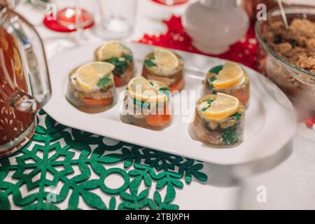 Traditionelle polnische Gerichte am Heiligabend auf festlichem Tisch. Familientreffen am Weihnachtstisch Stockfoto